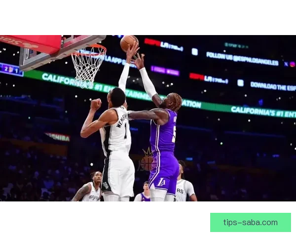 詹姆斯昨日惊艳暴扣起跳三点二米入网速度近五十公里